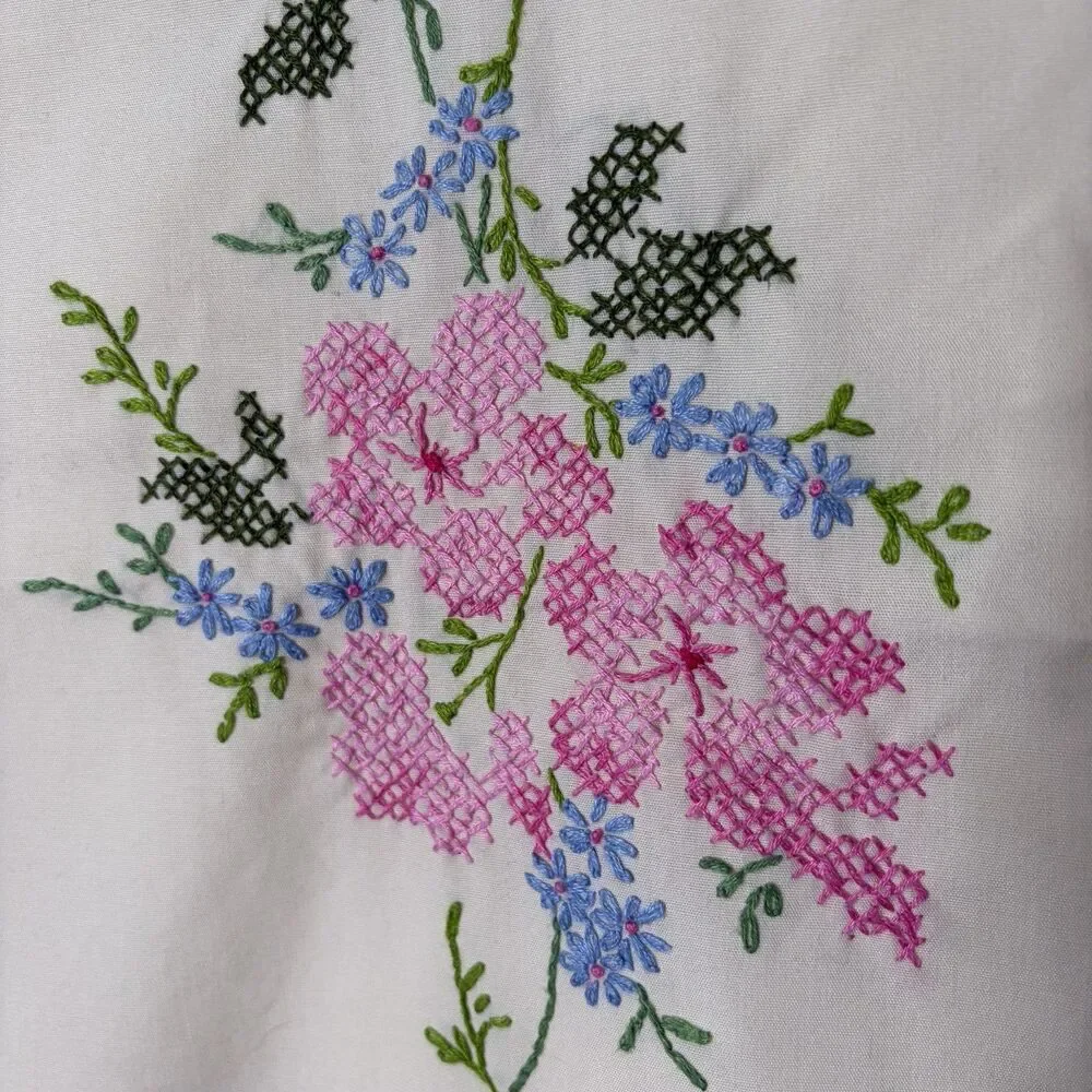 Embroidered Table Cloth Cottagecore Scalloped Hem Cross-Stitched Floral 47